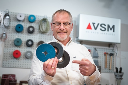 头对头：研磨盘、砂页盘和钢纸磨片