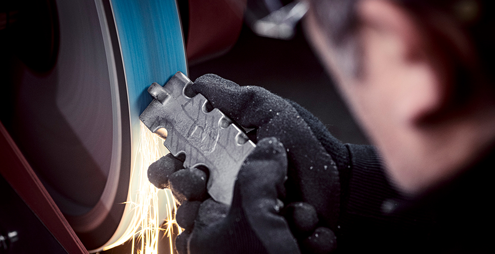 Backstand grinding with triangular abrasive grain
